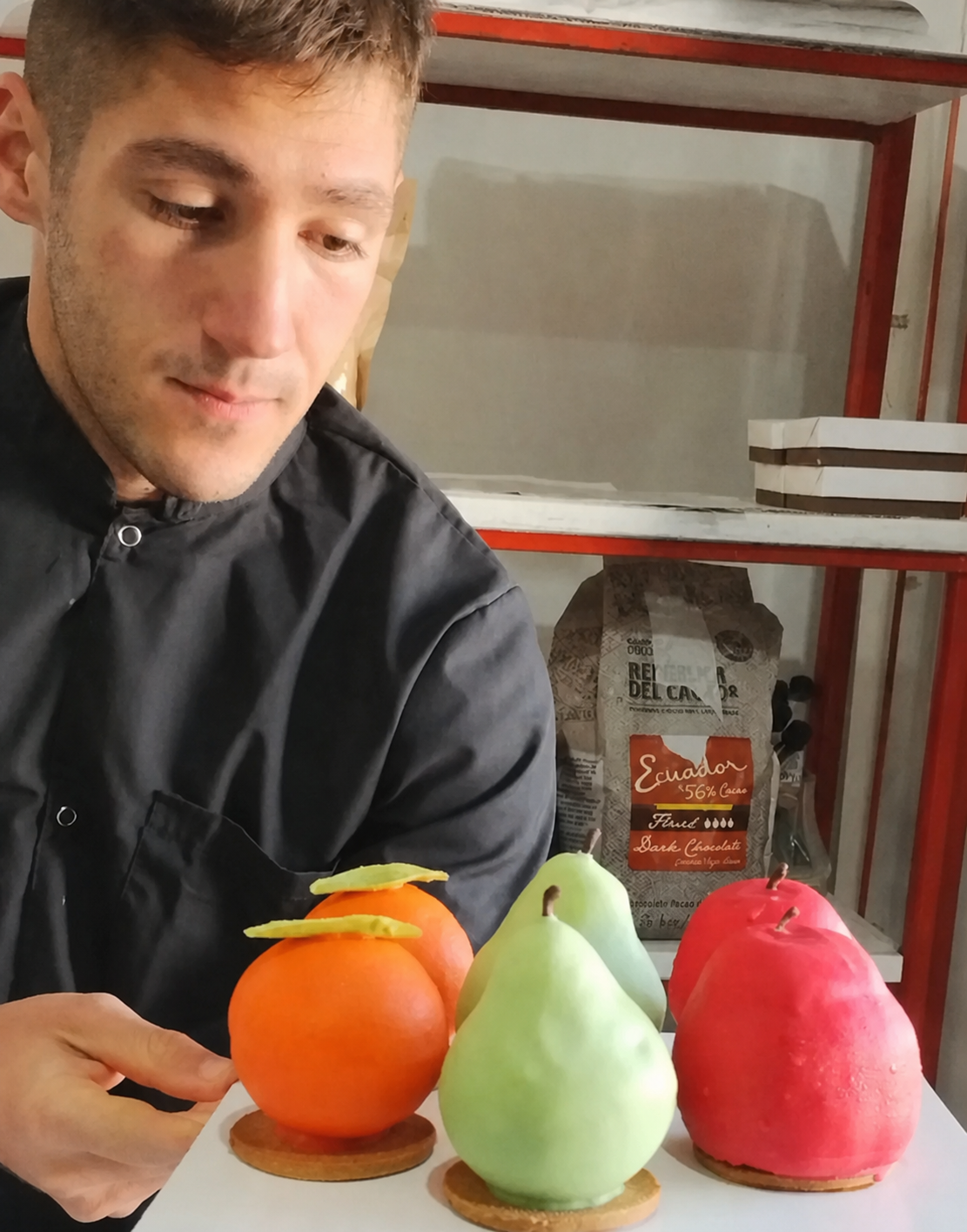 Piezas de pastelería con forma de frutas