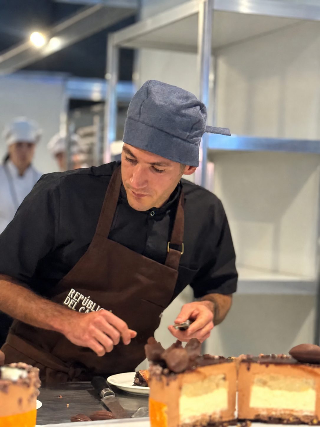 José Elso trabajando en una pieza de pastelería