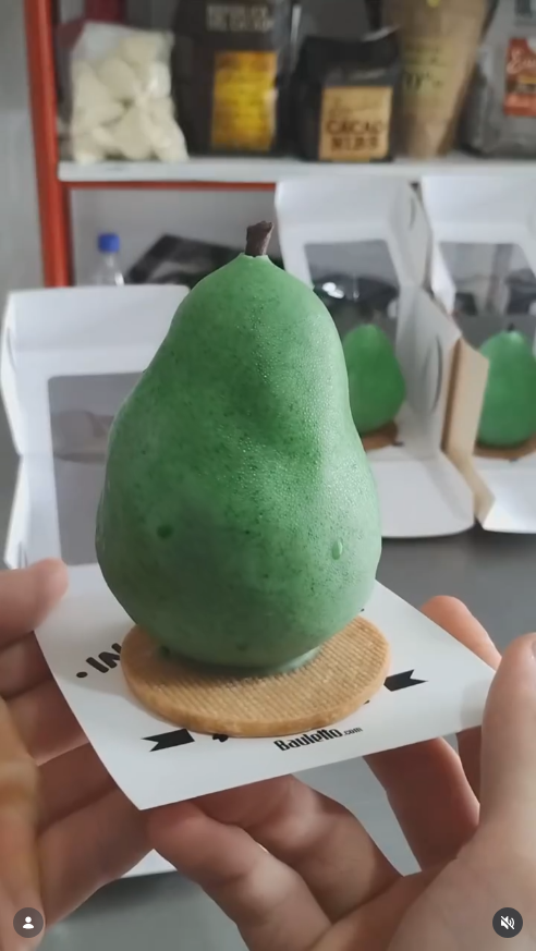Postre individual con forma de pera verde